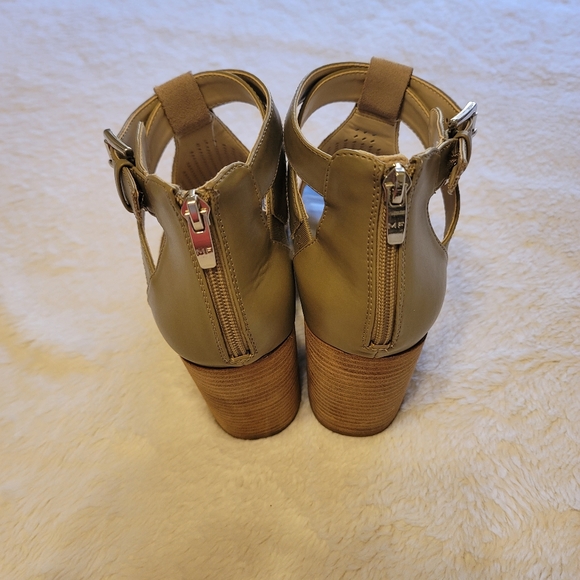 Marc Fisher Gabie Stacked Heel shoes - Picture 4 of 11